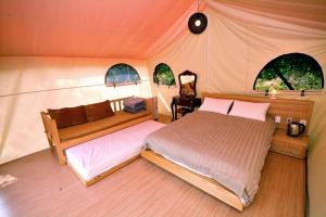 Postel nebo postele na pokoji v ubytování Pocheon Sanjeong Hosoo Glamping