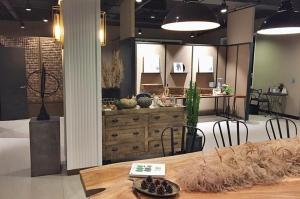 une pièce avec une table et des chaises et une cuisine dans l'établissement Seogwipo Okra Resort, à Seogwipo 18 autres photos