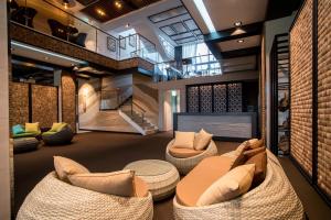 - un salon avec deux canapés et un escalier dans l'établissement Seogwipo Okra Resort, à Seogwipo