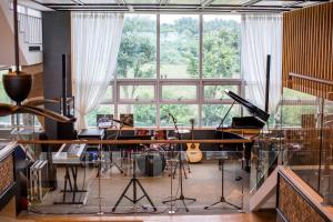 une pièce avec beaucoup d'instruments de musique dans l'établissement Seogwipo Okra Resort, à Seogwipo