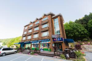 茂朱Muju Sky View Pension的一栋建筑前停着一辆车