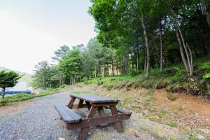 茂朱Muju Sky View Pension的一张木餐桌,坐在路边
