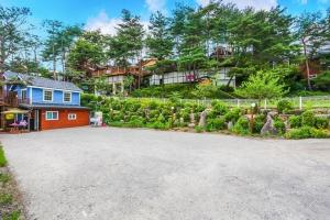 an empty driveway in front of a house at Hoengseong Pine Bell Pension in Hoengseong