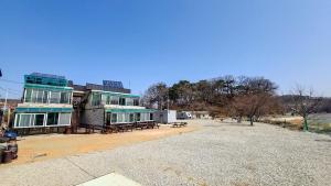 仁川にあるGanghwa Keurobapensyeonの野原の上に建つ一群の建物