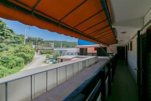 balcón de una escuela con vistas a la calle en Anmyeondo Gaeulbada pension, en Taean