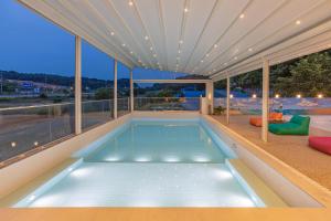 Private Yangyang Dockchae Pool Villa游泳池或附近泳池