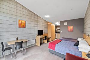 TV a/nebo společenská místnost v ubytování Kaiapoi on Williams Motel