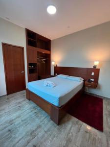 Caruzo Hotel and suites客房内的一张或多张床位