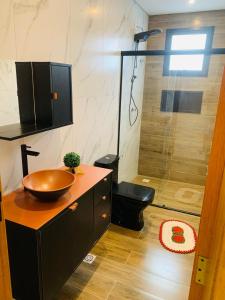 un bagno con lavandino e doccia di Casa com Piscina no litoral norte a Bertioga