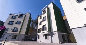 a building with a green and white at Gaypeng Poolvilla Lisum Five Penison in Gapyeong