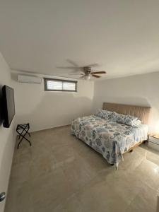 een slaapkamer met een bed en een plafondventilator bij Casa margarita in La Paz