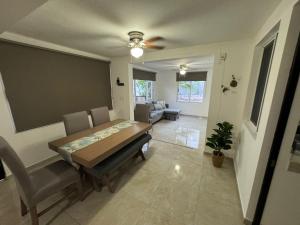 een eetkamer met een tafel, stoelen en een bank bij Casa margarita in La Paz