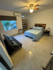 een slaapkamer met een bed en een bank bij Casa margarita in La Paz