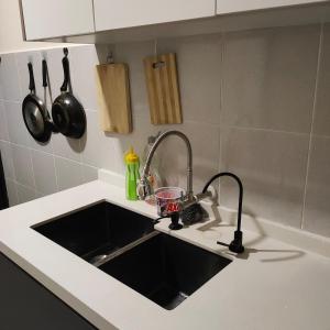 Kuchyňa alebo kuchynka v ubytovaní Mimms Homestay Teluk Intan