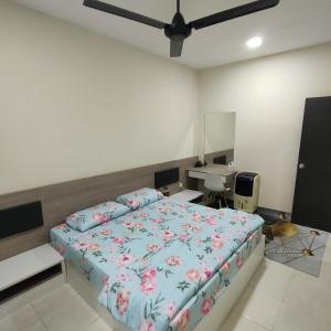 Posteľ alebo postele v izbe v ubytovaní Mimms Homestay Teluk Intan