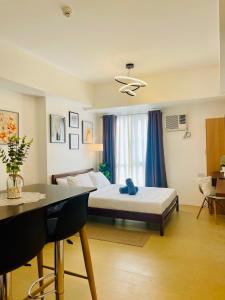 ein Hotelzimmer mit Bett und Schreibtisch in der Unterkunft Peaceful Studio Unit at Centrio Tower beside Ayala Mall in Cagayan de Oro
