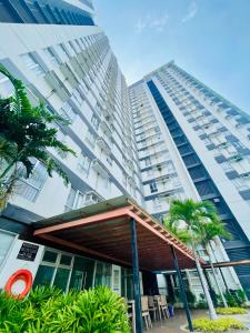 ein hohes Gebäude mit einem roten Frisbee davor in der Unterkunft Peaceful Studio Unit at Centrio Tower beside Ayala Mall in Cagayan de Oro + 33 Fotos