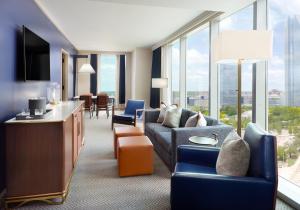 Posezení v ubytování Omni Oklahoma City Hotel