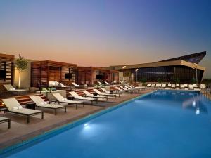 Bazén v ubytování Omni Oklahoma City Hotel nebo v jeho okolí