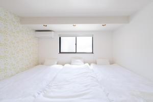صورة لـ 花火天下茶屋一番館天下茶屋駅徒歩4分リニューアルした落ち着きのある和風モダンな民宿 في أوساكا