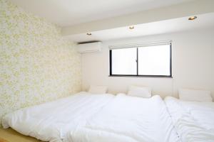 صورة لـ 花火天下茶屋一番館天下茶屋駅徒歩4分リニューアルした落ち着きのある和風モダンな民宿 في أوساكا