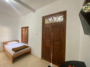 Ένα ή περισσότερα κρεβάτια σε δωμάτιο στο Saraswati Traditional Homestay Temanggung RedPartner