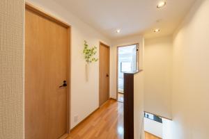 صورة لـ 花火天下茶屋一番館天下茶屋駅徒歩4分リニューアルした落ち着きのある和風モダンな民宿 في أوساكا