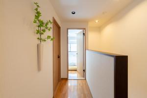 صورة لـ 花火天下茶屋一番館天下茶屋駅徒歩4分リニューアルした落ち着きのある和風モダンな民宿 في أوساكا