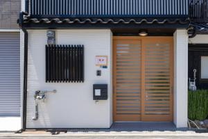صورة لـ 花火天下茶屋一番館天下茶屋駅徒歩4分リニューアルした落ち着きのある和風モダンな民宿 في أوساكا