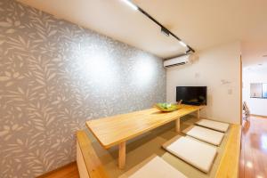 صورة لـ 花火天下茶屋一番館天下茶屋駅徒歩4分リニューアルした落ち着きのある和風モダンな民宿 في أوساكا