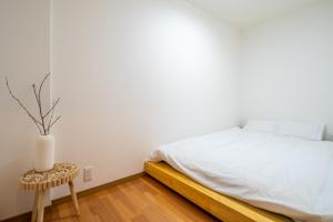 صورة لـ 花火天下茶屋一番館天下茶屋駅徒歩4分リニューアルした落ち着きのある和風モダンな民宿 في أوساكا
