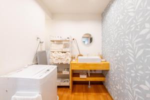 صورة لـ 花火天下茶屋一番館天下茶屋駅徒歩4分リニューアルした落ち着きのある和風モダンな民宿 في أوساكا