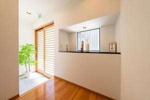 صورة لـ 花火天下茶屋一番館天下茶屋駅徒歩4分リニューアルした落ち着きのある和風モダンな民宿 في أوساكا