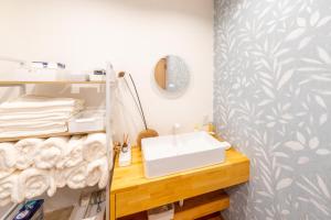 صورة لـ 花火天下茶屋一番館天下茶屋駅徒歩4分リニューアルした落ち着きのある和風モダンな民宿 في أوساكا