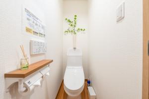 صورة لـ 花火天下茶屋一番館天下茶屋駅徒歩4分リニューアルした落ち着きのある和風モダンな民宿 في أوساكا