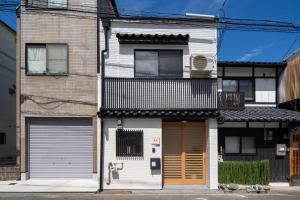 صورة لـ 花火天下茶屋一番館天下茶屋駅徒歩4分リニューアルした落ち着きのある和風モダンな民宿 في أوساكا