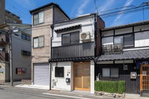 صورة لـ 花火天下茶屋一番館天下茶屋駅徒歩4分リニューアルした落ち着きのある和風モダンな民宿 في أوساكا