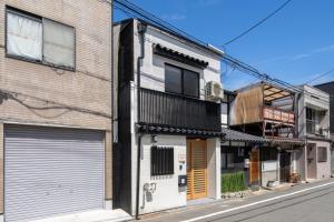 صورة لـ 花火天下茶屋一番館天下茶屋駅徒歩4分リニューアルした落ち着きのある和風モダンな民宿 في أوساكا