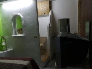 - une petite salle de bains avec un lit et des toilettes dans l'établissement Habitaciones Tu Casa Xalapa, à Xalapa 10 autres photos