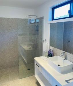 a bathroom with a sink and a shower at Fox on the Run - Motel Kilmore in Kilmore