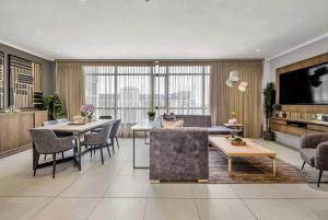 Posezení v ubytování Luxurious 2-bedroom Apartment in Sandton