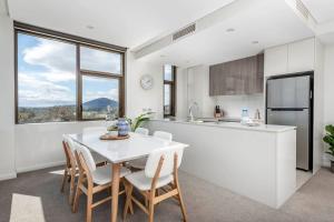 Η κουζίνα ή μικρή κουζίνα στο Amazing View In Large Apartment Barton ACT