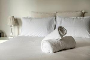 un animal de peluche sentado encima de una cama en Stylish Canberra Stay -Sauna ,Pool ,Gym,Balcony, en Canberra 23 fotos más