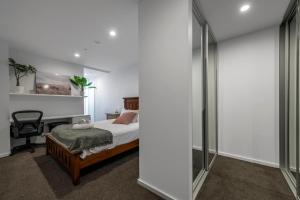 une chambre avec un lit, un bureau et une chaise dans l'établissement Black Mountain Views In Coombs ACT, à Weston Creek