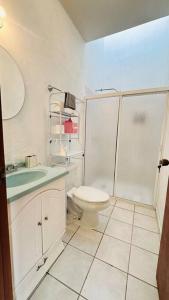 コリマにあるCasa Pradosのトイレとシャワー付きの白いバスルーム +16枚の写真