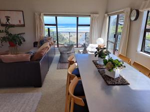 Baylys BeachOcean View Terrace的带桌子和沙发的客厅