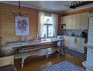 a kitchen with a wooden bench in a room at tunnelmallinen vapaaajanpaikka in Toiviaiskylä