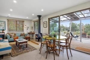 Ruang duduk di 'Little Secret' Charming Clifton Beach Sanctuary
