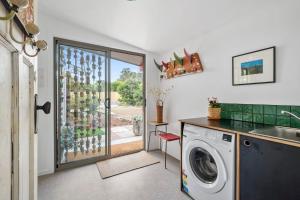 Dapur atau dapur kecil di 'Little Secret' Charming Clifton Beach Sanctuary