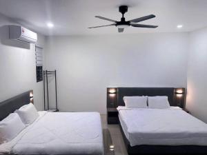 Postel nebo postele na pokoji v ubytování Modern Home Ipoh 10 to 14pax